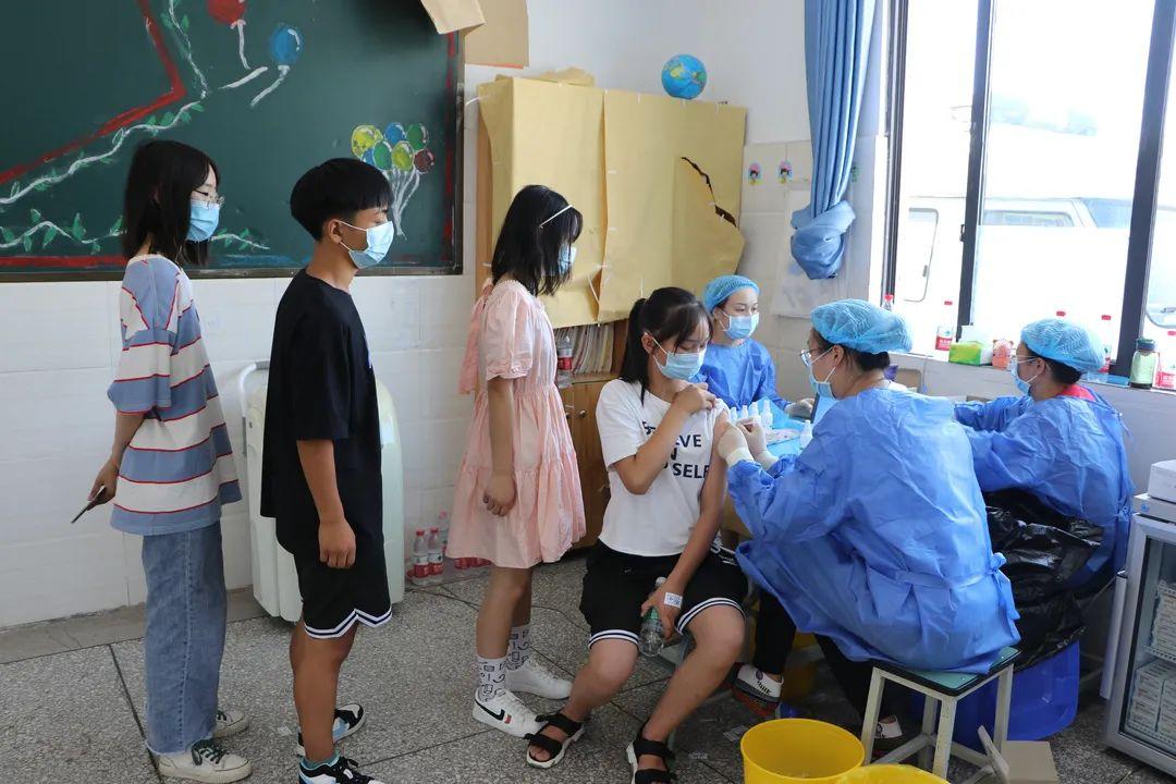 肺炎最新头条，新冠疫情下肺炎防控新进展，全球疫苗接种与治疗新策略