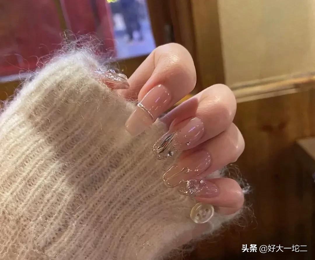 2023年美甲时尚风向标，金色美甲最新款式大盘点，2023美甲潮流风向，金色美甲风尚盛宴