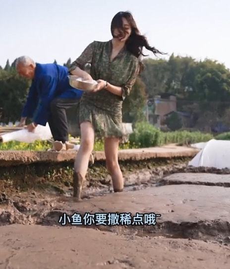 王宝强女友罕见现身，曾迈着大长腿下地干活，比起马蓉强太多！